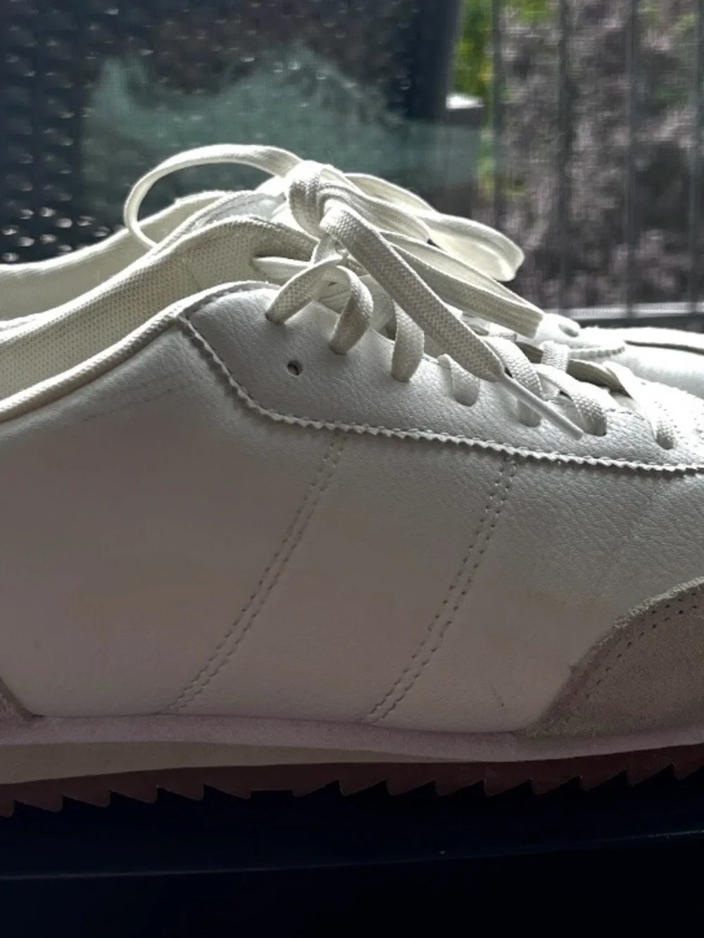 Uniqlo classic white
